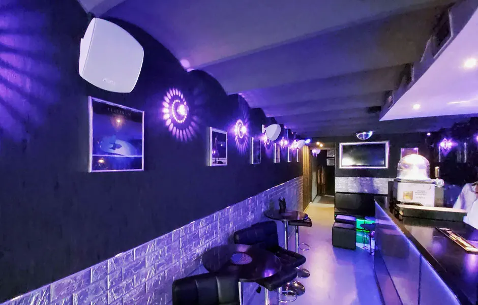Eighties Sound and Lighting in Bar 40&Más by VisualPlanet